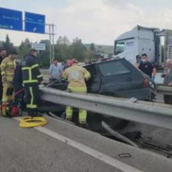 Bursa'da kontrolden çıkan otomobil rejüfe çarptı: 4 yaralı
