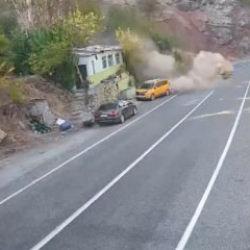 Dağdan yuvarlanan kaya parçası ev ve araçları teğet geçti: O anlar kamerada