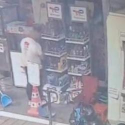 Denizli&rsquo;de madeni yağ hırsızlarının rahat tavırları pes dedirtti