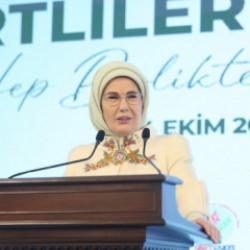 Emine Erdoğan: Siirt'te gösterdiğiniz kardeşliği hiç unutmadık, unutmuyoruz