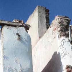 Fatih'te İBB'nin sorumluluk alanındaki surların &uuml;zerinde bulunan ka&ccedil;ak yapı korkutuyor