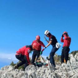 Fethiye'de paraş&uuml;t kayalıklara d&uuml;şt&uuml;: 1 &ouml;l&uuml;, 1 yaralı