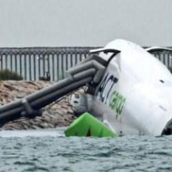 Hong Kong'a iniş esnasında pistten çıkan kargo uçağı denize sürüklendi: 2 ölü