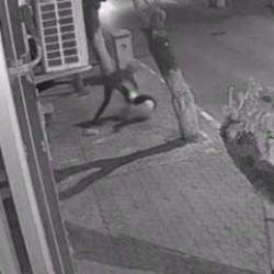 İlgi duyduğu komşu kızına dehşeti yaşattı! Boynundan bı&ccedil;aklayıp, telefonunu gasp etti...