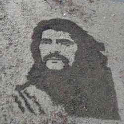 İranlı sanatçı Barış Manço'nun dev portresini kuma çizdi