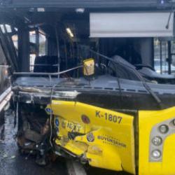 Kadıköy'de 0.42 promil alkollü İETT şoförü bariyerlere saplandı: 2 kişi yaralandı