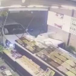 Kontrolden çıkan otomobil dükkana girdi!