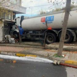 K&uuml;&ccedil;&uuml;k&ccedil;ekmece'de İSKİ'ye ait su tankerinin iş yerine girdiği anlar