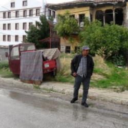 Mahalleli yaka silkti! Kiracı ve ev sahibinin bitmeyen “çöp bahçe” kavgası