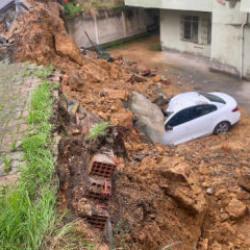 Maltepe&rsquo;de istinat duvarı park halindeki 3 otomobilin &uuml;zerine &ccedil;&ouml;kt&uuml;!