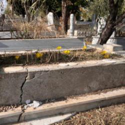 Mezarlıktan mermer &ccedil;alıp, evinin bah&ccedil;esine d&ouml;şedi!