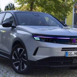 Opel, otonom araçlarda yapay zeka destekli aydınlatma iletişim sistemini sergiledi!