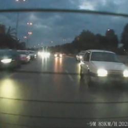 Pendik'te makas atan otomobil, takla atarak metrelerce s&uuml;r&uuml;klendi