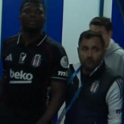 Sahada ilginç anlar! Koşarak soyunma odasına gitti