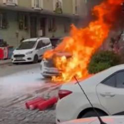 Sultangazi'de park halindeki cip alev alev yandı