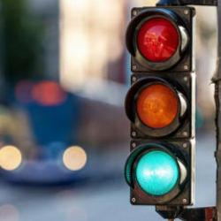 Trafik ışıklarına bir renk daha ekleniyor! Trafiği yüzde 94 azaltacak