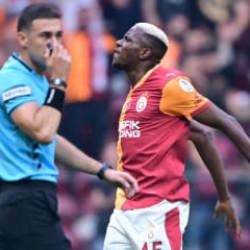 Victor Osimhen, Okan Buruk'u yakaladı