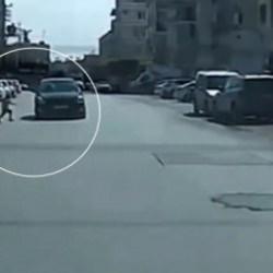 Yola fırlayan &ccedil;ocuk trafiği alt&uuml;st etti!