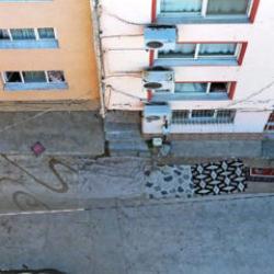 Zarar gören araçlar, çukura düşen insanlar: CHP'li belediyelerde yollara 'halı' çözümü!