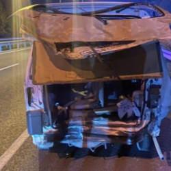 Çekici, hafif ticari araca çarptı; 1 ölü, 4 yaralı