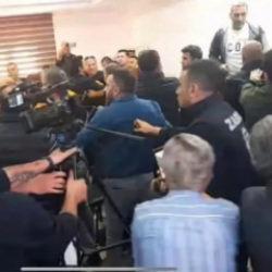 Kuşadası Belediye Meclisi ringe döndü: CHP’li üye İYİ Partili yöneticiye yumruk attı