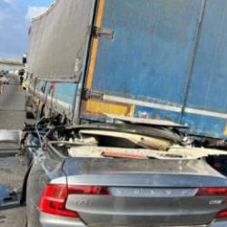 Adana'da korkunç kaza: TIR'a ok gibi saplandı