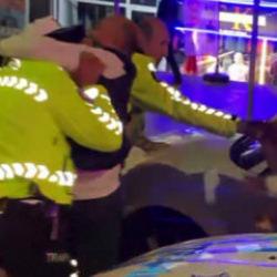 Alkollü sürücü ve yakınları önce polise saldırdı sonra ağladı!