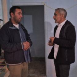 Annesinin sahip &ccedil;ıkmadığı y&uuml;zde 50 zihinsel engelli gence muhtar el uzattı