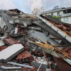 Balıkesir'de korkutan deprem! Okullar peş peşe tatil edildi