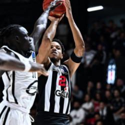 Beşiktaş, Fransız takımına 30 sayı fark attı