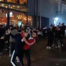 Beşiktaş ve Fenerbahçe taraftarları mahalleyi savaş alanına çevirdi