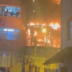 Beyoğlu'nda havai fişeğin patladığı binada yangın: 8 kişi mahsur kaldı