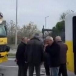 Büyükçekmece'de feci kaza! Kamyon İETT otobüsüne çarptı: 9 yaralı