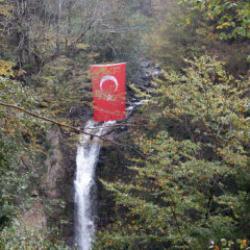 Dağcılar Cumhuriyet Bayramı dolayısıyla şelaleye T&uuml;rk Bayrağı astılar