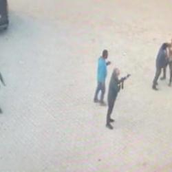 Denizli'de kendisine silah doğrultan adamın &uuml;zerine y&uuml;r&uuml;y&uuml;p bı&ccedil;akla &ouml;ld&uuml;rd&uuml;