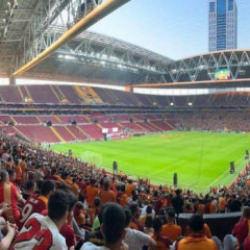 Dev maçta büyük sürpriz! Yıldız isim tribünde