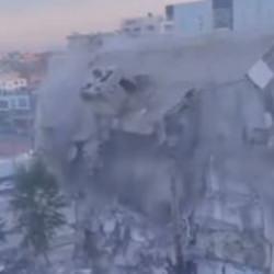 Diyarbakır&rsquo;da ağır hasarlı 8 katlı bina, yıkım sırasında &ccedil;&ouml;kt&uuml;