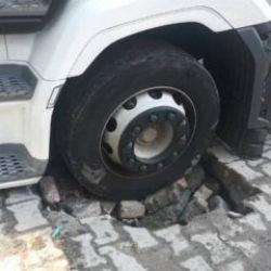 Esenyurt'ta TIR lastiği yola saplandı