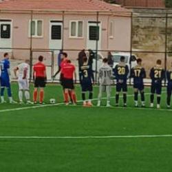 Futbolcunun gözü döndü, soyunma odasından bıçak aldı: Taraftarı öldürecekti