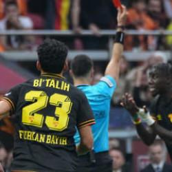 Galatasaraylı eski yıldızdan Bokele'nin kırmızı kartı için olay yorum