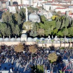 Gebze'de &ccedil;&ouml;ken binada hayatını kaybeden aile toprağa verildi...
