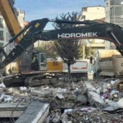 Gebze&rsquo;de enkaz kaldırılıyor: Ekipler zeminde inceleme yapıyor!