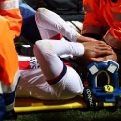 Gözyaşlarını tutamadı! Sahadan sedyeyle çıkarıldı