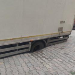 G&uuml;ng&ouml;ren&rsquo;de kamyon, &ccedil;&ouml;ken yolda oluşan &ccedil;ukura saplandı