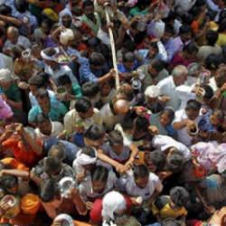 Hindistan'da tapınakta izdiham: 12 &ouml;l&uuml;