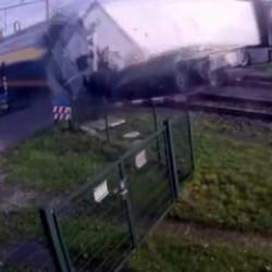 Hollanda'da feci kaza! Yolcu treni hemzemin ge&ccedil;itte kalan tırı bi&ccedil;ti