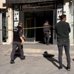 İş hanında görevli bekçi tuvalette ölü bulundu