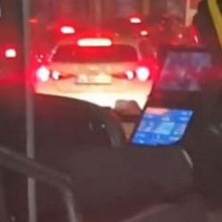 İstanbul'da İETT şof&ouml;r&uuml; ayağını dışarı &ccedil;ıkararak ara&ccedil; kullandı