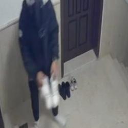 Kapı &ouml;n&uuml;ndeki ayakkabıyı &ccedil;alan kurye kameraya yansıdı