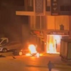 Kaza yapıp yanan motosikletin s&uuml;r&uuml;c&uuml;s&uuml;n&uuml; alevlerden &ccedil;ekip aldı